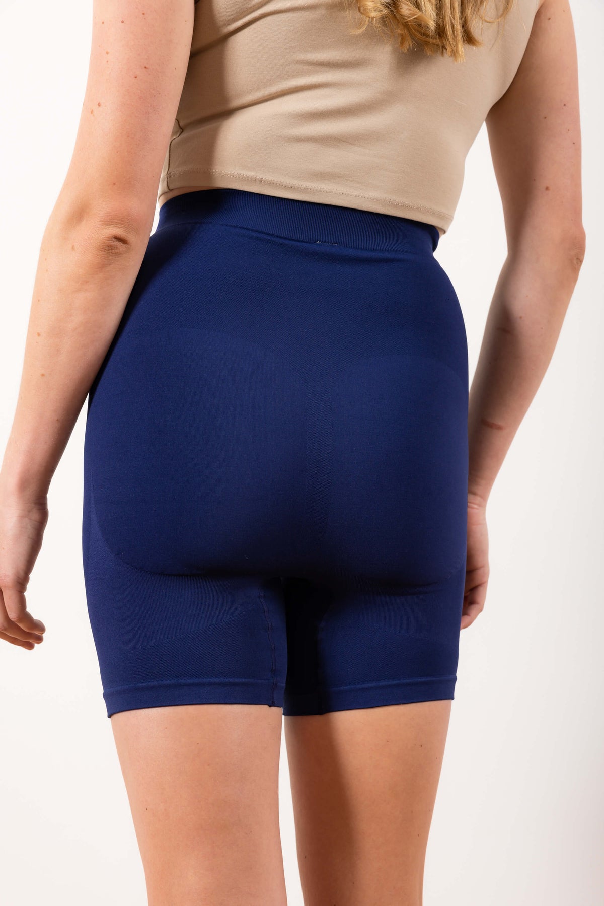     Celle-Short-Back-Close-Navy